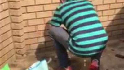 بالفيديو والصور.. رجل يمسك بمدمن يتعاطى الهيروين في فناء منزله