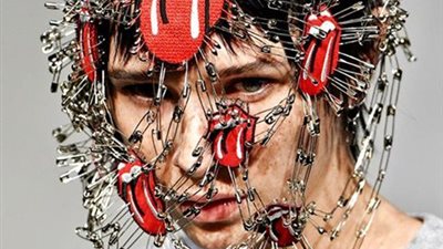 بالصور.. أغطية رأس من الدبابيس تسرق أضواء أسبوع الموضة في طوكيو