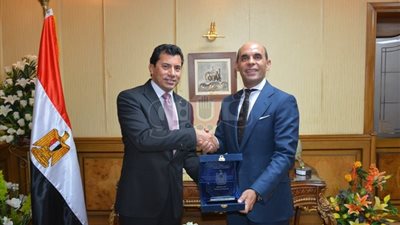 وزير الشباب يبحث دعم المشروعات والبرامج مع رؤساء البنوك (صور)