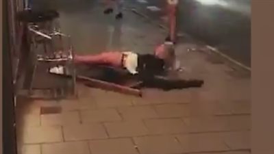 بالفيديو.. سقوط مروع لفتاة حسناء في الشارع