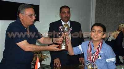 بالصور.. محافظ سوهاج يكرم 8 أبطال من الفائزين في البطولة العربية للذاكرة الخارقة