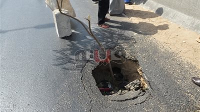 قيادات الإسماعيلية تصل موقع الهبوط الأرضي بمدخل كوبري المستقبل