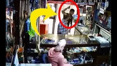 بالفيديو.. لحظة اعتداء لص بسيف على فتاتين داخل محل