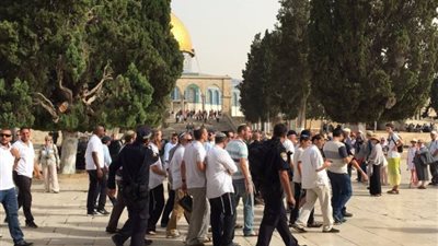عشرات المستوطنين يقتحمون الأقصى تحت حراسة الشرطة الإسرائيلية