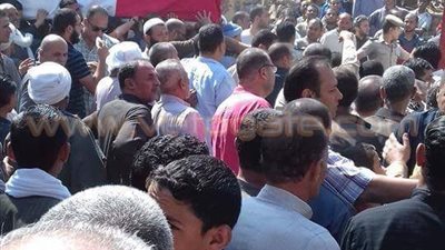 بالصور.. أهالي المنيا يشيعون جثمان ضابط شرطة توفي في حادث سير ببورسعيد