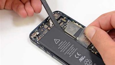 مقارنة تكشف مزايا بطارية أجهزة آي فون الجديدة وهواتف الأندرويد