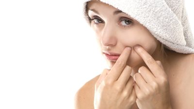 7 أسباب لظهور البثور والحبوب على بشرتك