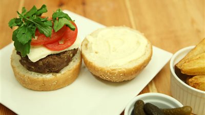 طريقة عمل الـ «برجر» من مطبخ سلمى فؤاد