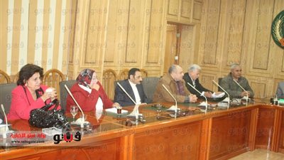 محافظ المنوفية يطالب بحظر استخدام الشعارات الدينية فى المساجد والكنائس