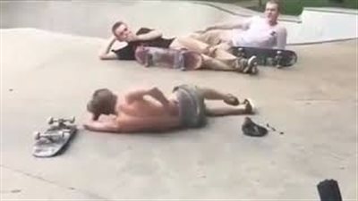 بالفيديو.. رد فعل غير متوقع لشابين لحظة سقوط صديقهما بطريقة مروعة