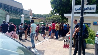 بالصور.. زحام أمام نادي الصيد لشراء تذاكر مباراة مصر والكونغو