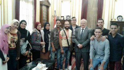 بالصور.. الخشت يستقبل فريق كورال القاهرة الفائز بـ«شباب الجامعات»