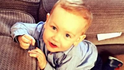 بالصور.. وفاة طفل بالاختناق بعد تناول العنب في «بيتزا هت»