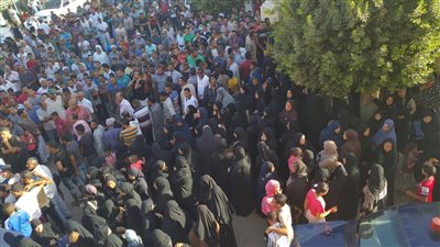 بالصور.. الآلاف ينتظرون جثامين شهداء العريش بالقنطرة شرق