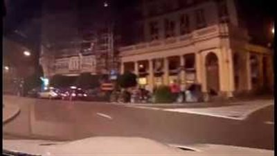 بالفيديو.. رواد المقاهي يشجعون سائقا تحدى الشرطة باستعراض خطر