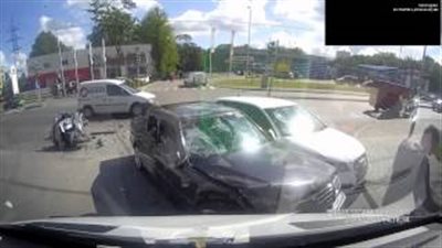 بالفيديو.. سائق دراجة نارية يطير في الهواء بعد حادث تصادم