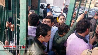 بالصور.. موظفو المهن الرياضية يهددون بالاعتصام أمام مكتب «أبو زيد»