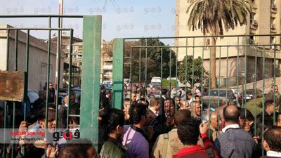 بالفيديو والصور.. اشتباكات بالأيدي بين موظفى نقابة المهن وأمن وزارة الرياضة