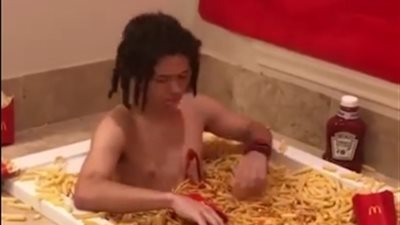 بالفيديو.. شاهد ماذا فعل شاب يعشق «البطاطس»