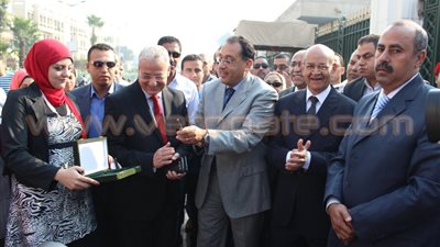 بالفيديو والصور.. افتتاح كوبري مشاة جامعة القاهرة