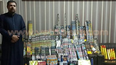 ضبط عاطلين وبحوزتهما مواد كحولية وألعاب نارية بطوخ