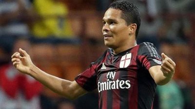 «باكا» يقود هجوم ميلان أمام ساسولو في الدوري الإيطالي