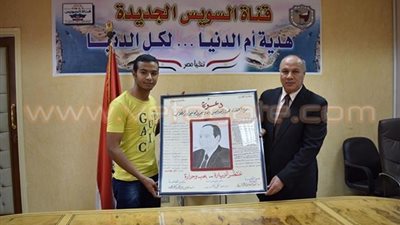 رئيس جامعة سوهاج يكرم طالب بكلية التجارة لتميزها في رسم صورة السيسي