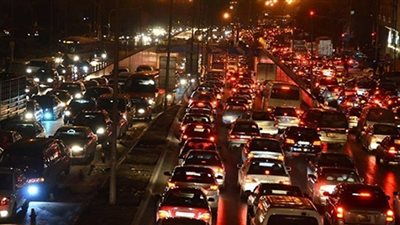 توقف حركة المرور بشارع الأحوال المدنية بسبب سقوط شجرة في قنا