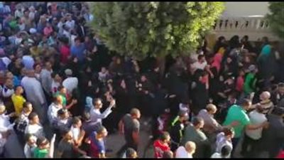 بالفيديو.. تعدي مشاركين بجنازة شهداء العريش على سيارة شرطة