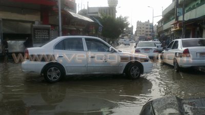 بالصور.. اختناق مرورى بسبب مياه الأمطار بشوارع العريش