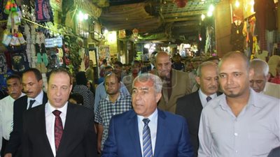 محافظ أسوان يتابع حركة البيع في الأسواق (فيديو وصور)