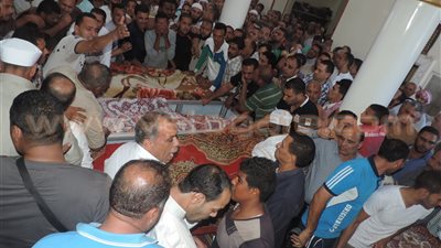 بالفيديو...انهيار سيدة من أقارب شهداء العريش خلال جنازته