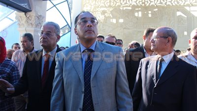 وزير الإسكان يفتتح كوبرى مشاة جامعة القاهرة بتكلفة 10 ملايين جنيه