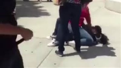 بالفيديو.. طالبة تلقن زميلتها «علقة ساخنة»