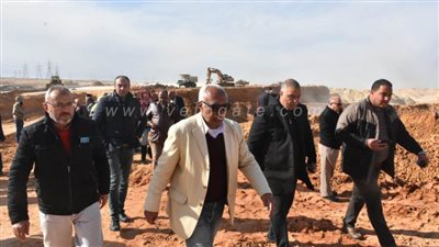جمال طلعت يتفقد مشروعات الطرق والإسكان بالقاهرة الجديدة (صور)