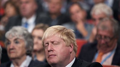 بالصور.. وزير خارجية بريطانيا يغفو خلال كلمة رئيسة الوزراء