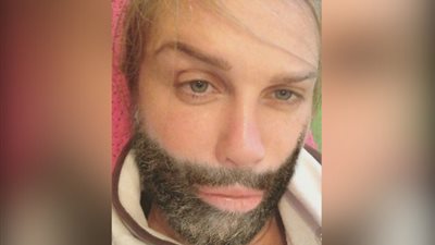 نيكول سابا تنشر صورتها بـ«دقن» رجل: «نسيت أحلقها»