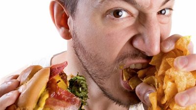 «خبير تغذية» يقدم 4 بدائل للأطعمة والمشروبات الضارة