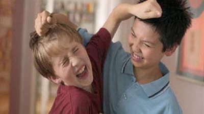 أفضل الخطوات لعلاج مشكلة «السباب» عند طفلك