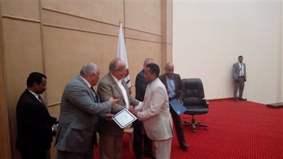 بالصور.. وزير التنمية المحلية يكرم العاملين المتميزين بالوادي الجديد
