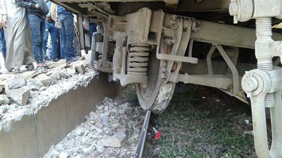 خروج عربة قطار ركاب السويس الإسماعيلية عن القضبان