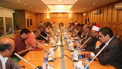 محافظ قنا يناقش الاستعدادات لمواجهة أخطار السيول