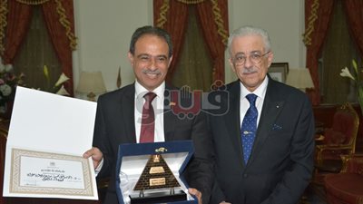 وزير التعليم يكرم مدير إدارة حلوان لرفضه نصف مليون جنيه رشوة