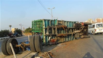 استئناف الحركة المرورية على طريق الأوتوستراد عقب رفع آثار انقلاب سيارة