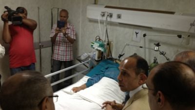 بالفيديو والصور.. محافظ الفيوم يزور مصابي حادث أسوان