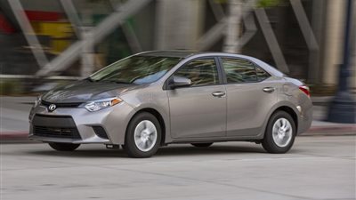 انخفاض في أسعار سيارات «تويوتا» اليابانية بعد تطبيق الضريبة على القيمة المضافة.. «كورولا» تهبط 3000 جنيه.. «ياريس» أقل 2160 جنيها.. أفانزا تسجل 2290 جنيها.. و«فورتشن