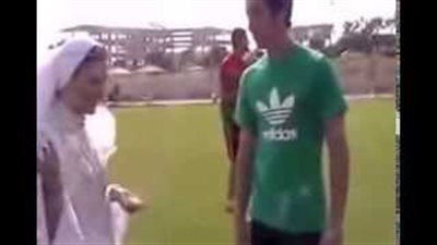 بالفيديو.. شاهد رد فعل شاب على فتاة مصرية أرادت الزاوج به في ملعب كرة