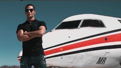 بالفيديو.. هكذا يستفز الفنانون شعبا فقيرا بـ«الفشخرة»!