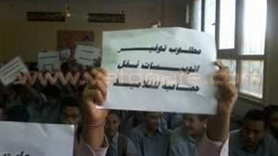 بالصور.. إضراب تلاميذ مدرسة في قنا احتجاجا على تكرار حوادث الطرق