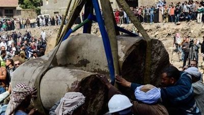 تفاصيل اكتشاف أجزاء جديدة تؤكد أن تمثال المطرية لـ«بسماتيك الأول»